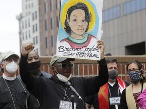 Keluarga Tuntut Alasan Jaksa Tak Usut Kematian Breonna Taylor Keluarga Tuntut Alasan Jaksa Tak Usut Kematian Breonna Taylor