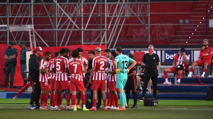 Diego Simeone LA NUCIA, SPAIN - JUNE 23: Diego Simeone, Manager of Atletico Madrid speaks to hiks team during a drinks break during the Liga match between Levante UD and Club Atletico de Madrid at Estadi Olimpic Camilo Cano on June 23, 2020 in La Nucia, Spain. Football Stadiums around Europe remain empty due to the Coronavirus Pandemic as Government social distancing laws prohibit fans inside venues resulting in all fixtures being played behind closed doors. (Photo by Alex Caparros/Getty Images)