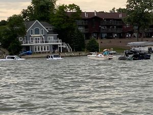 Nekat! 2 Mobil Off-Road Masuk ke Danau Selamatkan Kapal Tenggelam