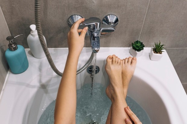 Mandi Air Hangat/Freepik.com Mandi dengan air hangat juga dapat mengencerkan dahak.