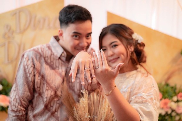 Ardinhai tampak mengenakan hiasan bunga di salah satu sisi rambutnya