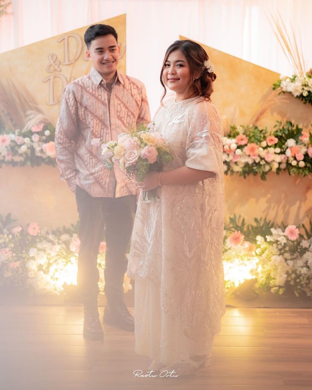 Ardinhai dan sang tunangan, Dhino Aryo, tampil serasi di hari pertunangan