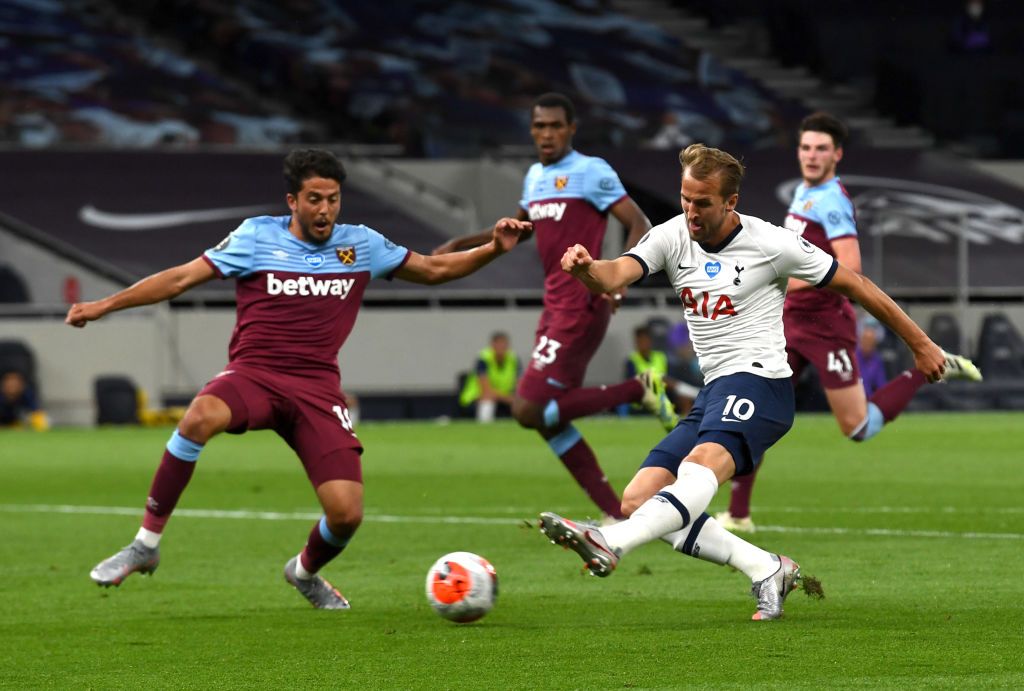 LONDON, ENGLAND - JUNE 23: Harry Kane of Tottenham Hotspur shoots under pressure from Pablo Fornals of West Ham United during the Premier League match between Tottenham Hotspur and West Ham United at Tottenham Hotspur Stadium on June 23, 2020 in London, England. Football Stadiums around Europe remain empty due to the Coronavirus Pandemic as Government social distancing laws prohibit fans inside venues resulting in all fixtures being played behind closed doors. (Photo by Neil Hall/Pool via Getty Images)