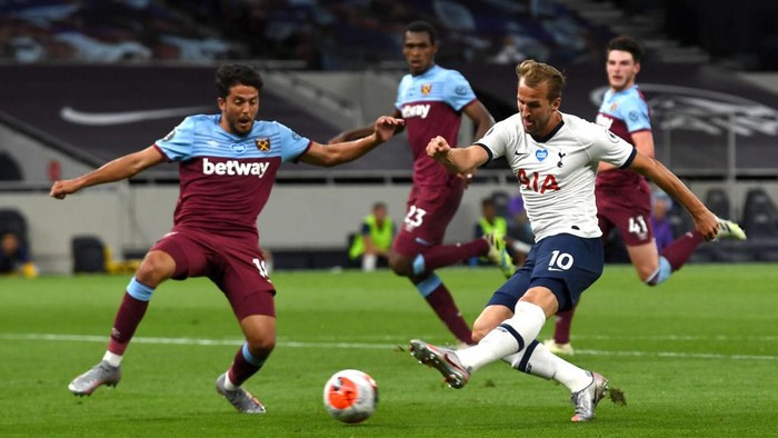 LONDON, ENGLAND - JUNE 23: Harry Kane of Tottenham Hotspur shoots under pressure from Pablo Fornals of West Ham United during the Premier League match between Tottenham Hotspur and West Ham United at Tottenham Hotspur Stadium on June 23, 2020 in London, England. Football Stadiums around Europe remain empty due to the Coronavirus Pandemic as Government social distancing laws prohibit fans inside venues resulting in all fixtures being played behind closed doors. (Photo by Neil Hall/Pool via Getty Images)