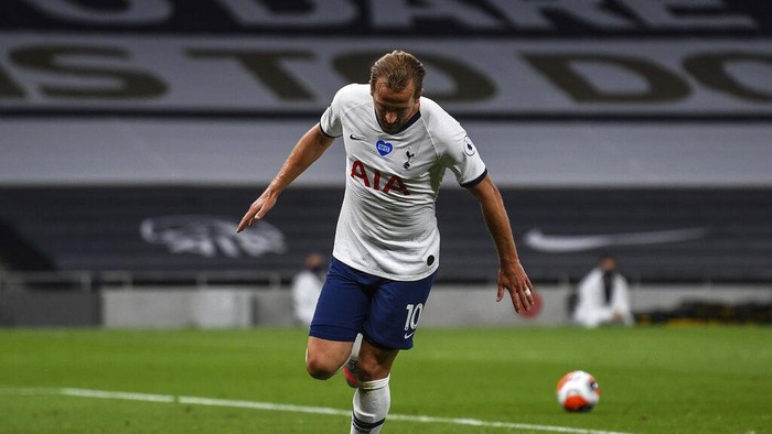 Tottenhams Harry Kane celebrates after scoring his teams second goal during the English Premier League soccer match between Tottenham Hotspur and West Ham at the Tottenham Hotspur stadium in London, England, Tuesday, June 23, 2020. (Neil Hall/Pool via AP)