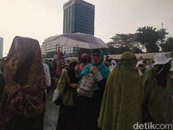 Massa Aksi PA 212 dkk di Depan DPR Diguyur Hujan