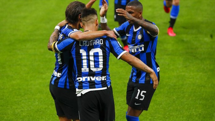Inter Milans Lautaro Martinez, center, celebrates with his teammates after he scored his sides second goal during the Serie A soccer match between Inter Milan and Sampdoria at the San Siro Stadium, in Milan, Italy, Sunday, June 21, 2020. (AP Photo/Antonio Calanni)