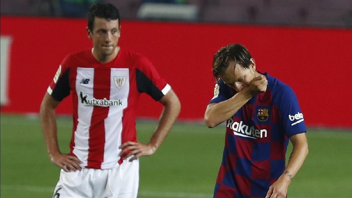 Barcelonas Ivan Rakitic, right, celebrates after scoring the opening goal during the Spanish La Liga soccer match between FC Barcelona and Athletic Bilbao at the Camp Nou stadium in Barcelona, Spain, Tuesday, June 23, 2020. (AP Photo/Joan Monfort)