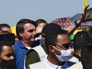 Hakim Perintahkan Presiden Brasil Pakai Masker di Depan Publik