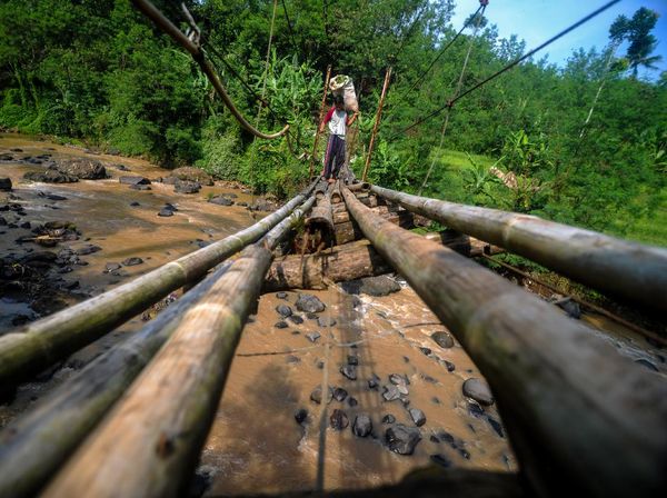Duh, Jembatan Penghubung Desa di Bandung Ini Rusak Parah