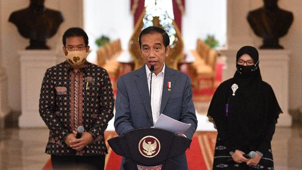 Presiden Joko Widodo (tengah) didampingi Ketua Tim Pakar Gugus Tugas Nasional Percepatan Penanganan COVID-19 Wiku Adisasmito (kiri) dan anggota Dewi Nur Aisyah menyampaikan keterangan pers di Istana Merdeka, Jakarta, Rabu (24/6/2020). Presiden menyatakan setiap kebijakan penanganan COVID-19 dibuat berdasarkan data ilmiah dan masukan dari ilmuwan dan kini telah ada sistem informasi terintegrasi yaitu Bersatu Lawan COVID-19 sebagai navigasi dan untuk menentukan zonasi wilayah berdasarkan tingkat penularan COVID-19. ANTARA FOTO/Sigid Kurniawan/POOL/aww.