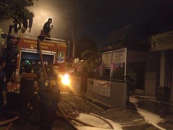 Penampakan Api yang Melahap Kantor RW di Bekasi Timur