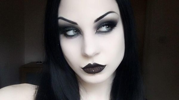 Foto: Wanita Vampir di Dunia Nyata yang Ngaku Minum Darah Manusia