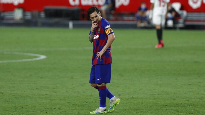 Barcelonas Lionel Messi gestures during the Spanish La Liga soccer match between Sevilla and FC Barcelona at the Ramon Sanchez-Pizjuan stadium in Seville, Spain, Friday, June 19, 2020. (AP Photo/Angel Fernandez)