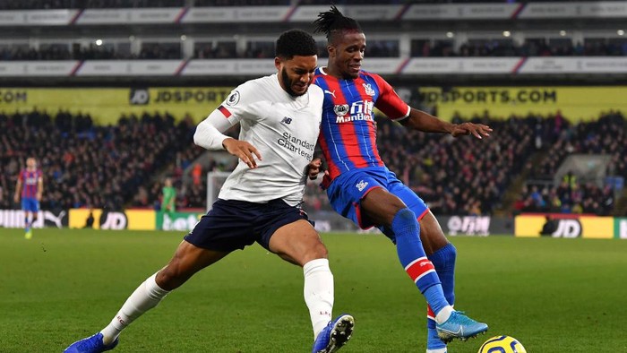 LONDON, ENGLAND - NOVEMBER 23: Wilfried Zaha of Crystal Palace  and Joe Gomez of Liverpool in action during the Premier League match between Crystal Palace and Liverpool FC at Selhurst Park on November 23, 2019 in London, United Kingdom. (Photo by Justin Setterfield/Getty Images)