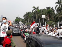 Massa Aksi PA 212 dkk Padati Depan DPR, Kendaraan Dialihkan ke Busway