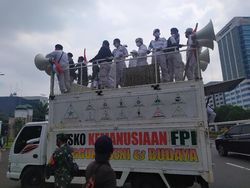 Massa PA 212 dkk Mulai Padati Depan Gedung DPR