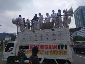 Massa PA 212 dkk Mulai Padati Depan Gedung DPR Massa PA 212 dkk Mulai Padati Depan Gedung DPR