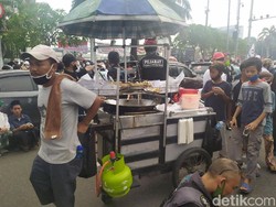 PKL Ramai di Tengah Kerumunan Aksi Massa PA 212 dkk Depan Gedung DPR