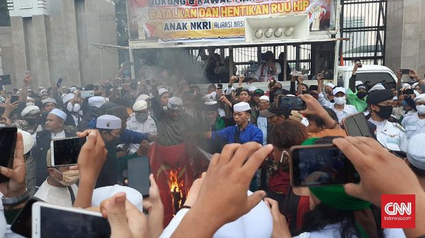 Pembakaran Bendera PDIP,DPC PDI Perjuangan Karawang Meradang