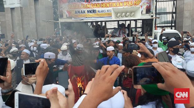 Massa Tolak RUU HIP di DPR Bakar Bendera PKI