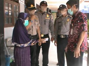 Nenek Ini Donasi Uang Pensiunan Almarhum Suami untuk Tangani Corona