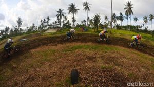 Anak-anak Penggila BMX Minicros Adu Cepat di Pangandaran