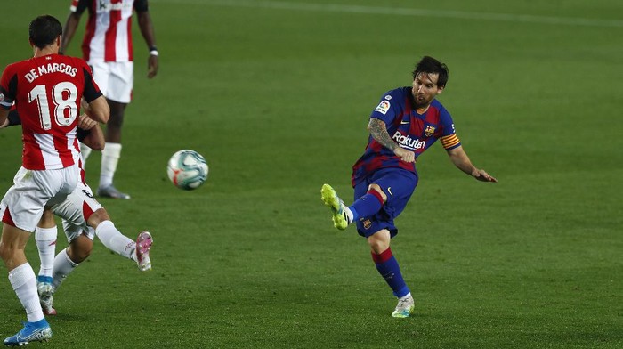 Barcelonas Lionel Messi kicks the ball during the Spanish La Liga soccer match between FC Barcelona and Athletic Bilbao at the Camp Nou stadium in Barcelona, Spain, Tuesday, June 23, 2020. (AP Photo/Joan Monfort)