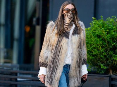 5 Inspirasi Mix & Match Scarf Buat Masker ala Sosialita Olivia Palermo