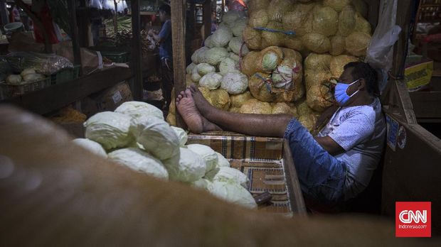 Pedagang beristirahat di salah satu pasar tradisional Jakarta, rabu, 24 Juni 2020.  Sejumlah pedagang mengeluhkan rendahnya penjualan akibat banyak warga yang sungkan ke pasar tradisional pasca ditemukannya sejumlah pedagag yang postif terkena virus corona.  Ikatan Pedagang Pasar Indonesia (IKAPPI) mencatat lebih dari 500 pedagang pada 13.450 pasar tradisional di Indonesia dinyatakan positif corona. (CNN Indonesia/ Adhi Wicaksono)