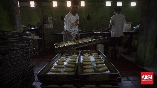 Aktivitas industri roti rumahan dikawasan Kebon Nanas, Jakarta. Rabu, 24 Juni 2020. Berdasarkan hasil survei yang dilakukan sejumlah lembaga dan Kementerian UMKM, wabah virus Corona memberikan dampak besar terhadap keberlangsungan UMKM. Sebanyak 47 persen usaha mikro. kecil, dan menengah (UMKM) harus gulung tikar karena terdampak pendemi virus corona Covid-19. CNN Indonesia/Adhi Wicaksono.