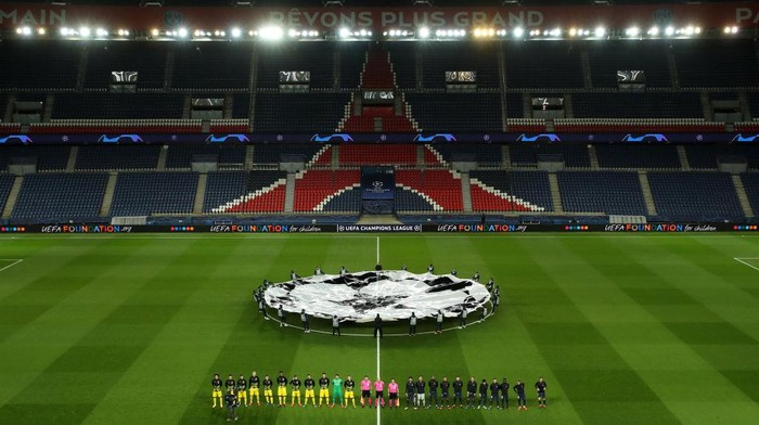PARIS, FRANCE - MARCH 11: (FREE FOR EDITORIAL USE) In this handout image provided by UEFA, General view inside the empty stadium as the two teams line up prior to the UEFA Champions League round of 16 second leg match between Paris Saint-Germain and Borussia Dortmund at Parc des Princes on March 11, 2020 in Paris, France. The match is played behind closed doors as a precaution against the spread of COVID-19 (Coronavirus).  (Photo by UEFA - Handout/UEFA via Getty Images)