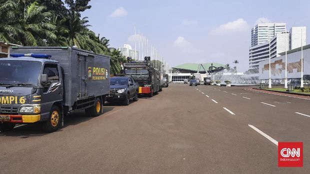Seribu personel gabungan dari kepolisian dan TNI disiagakan mengawal aksi unjuk rasa menolak Rancangan Undang-Undang Haluan Ideologi Pancasila (RUU HIP) di depan Gedung DPR, Senayan, Jakarta.
