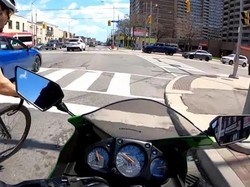 Pemotor dan Pesepeda Ngotot Usai Tabrakan di Persimpangan Jalan