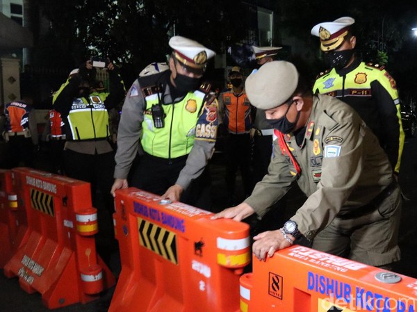 Petugas lakukan penutupan jalan Petugas lakukan penutupan jalan