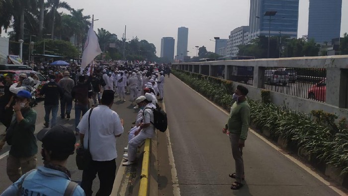 Polisi tutup arus lalin depan DPR demo PA 212 tolak RUU HIP