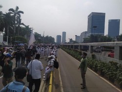 Massa PA 212 dkk Padati Jalan Depan Gedung DPR, Polisi Tutup Arus Lalin