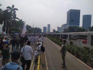 Massa PA 212 dkk Padati Jalan Depan Gedung DPR, Polisi Tutup Arus Lalin Massa PA 212 dkk Padati Jalan Depan Gedung DPR, Polisi Tutup Arus Lalin