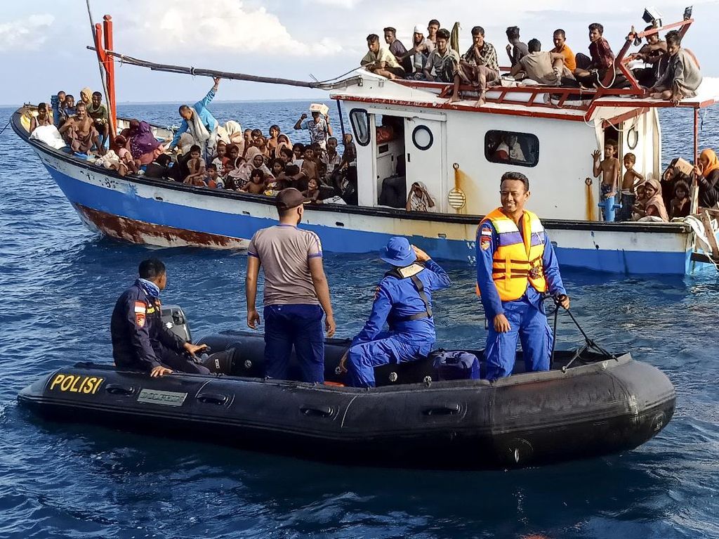 Selamatkan Pengungsi Rohingya di Aceh, RI Selidiki Dugaan Penyelundupan Manusia Selamatkan Pengungsi Rohingya di Aceh, RI Selidiki Dugaan Penyelundupan Manusia