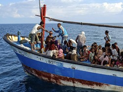 94 Pengungsi Rohingya yang Diselamatkan di Aceh Belum Diizinkan ke Daratan