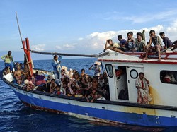 Warga Bawa ke Darat-Patungan Beri Makan 94 Pengungsi Rohingya di Aceh