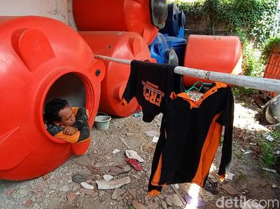 Relawan Corona Isolasi Diri di Dalam Tangki Air