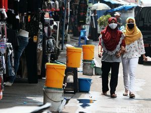 Potret Tempat Cuci Tangan Berjejer di Kawasan Terminal Pulogadung