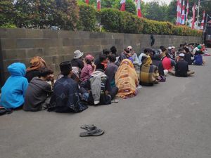 Puluhan Anak Hendak Ikut Demo di DPR Diamankan, Diajak Makan Polisi Puluhan Anak Hendak Ikut Demo di DPR Diamankan, Diajak Makan Polisi