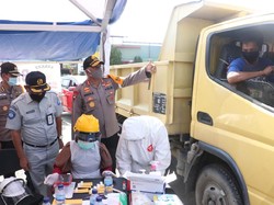 Polda Papua Gelar Rapid Test Drive Thru, 36 Pengendara Reaktif Corona