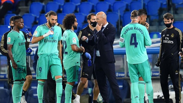 SAN SEBASTIAN, SPAIN - JUNE 21:  Zinedine Zidane , Real Madrid manager speaks with Marcelo at a water break in the first half during of the Liga match between Real Sociedad and Real Madrid CF at Estadio Anoeta on June 21, 2020 in San Sebastian, Spain. (Photo by Juan Manuel Serrano Arce/Getty Images)