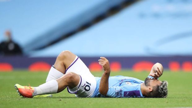 MANCHESTER, ENGLAND - JUNE 22: Sergio Aguero of Manchester City lies on the pitch injured during the Premier League match between Manchester City and Burnley FC at Etihad Stadium on June 22, 2020 in Manchester, England. Football stadiums around Europe remain empty due to the Coronavirus Pandemic as Government social distancing laws prohibit fans inside venus resulting in all fixtures being played behind closed doors. (Photo by Martin Rickett/Pool via Getty Images)