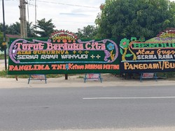 Prajurit TNI Gugur di Kongo, Karangan Bunga Berjejer di Depan Rumah Duka