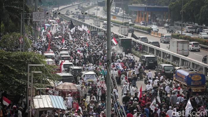 Massa aksi dari Persaudaraan Alumni (PA) 212 dan sejumlah ormas Islam memadati depan gedung DPR RI.