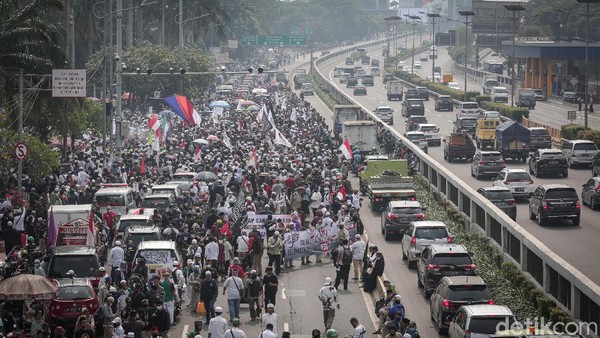 Terkini! Suasana Demo PA 212 di Depan DPR Massa aksi dari Persaudaraan Alumni (PA) 212 dan sejumlah ormas Islam memadati depan gedung DPR RI.